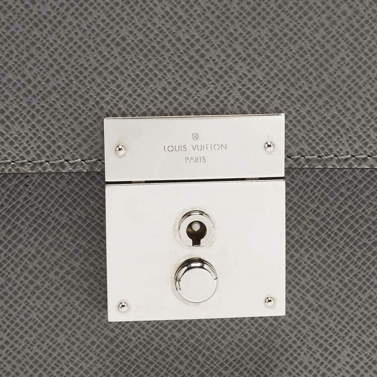 Pre Owned Louis Vuitton Belaia Grey Taiga Leather Clutch