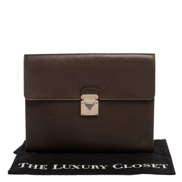 مملوكة مسبقًا Louis Vuitton Brown Taiga Leather Minuto Portfolio Case