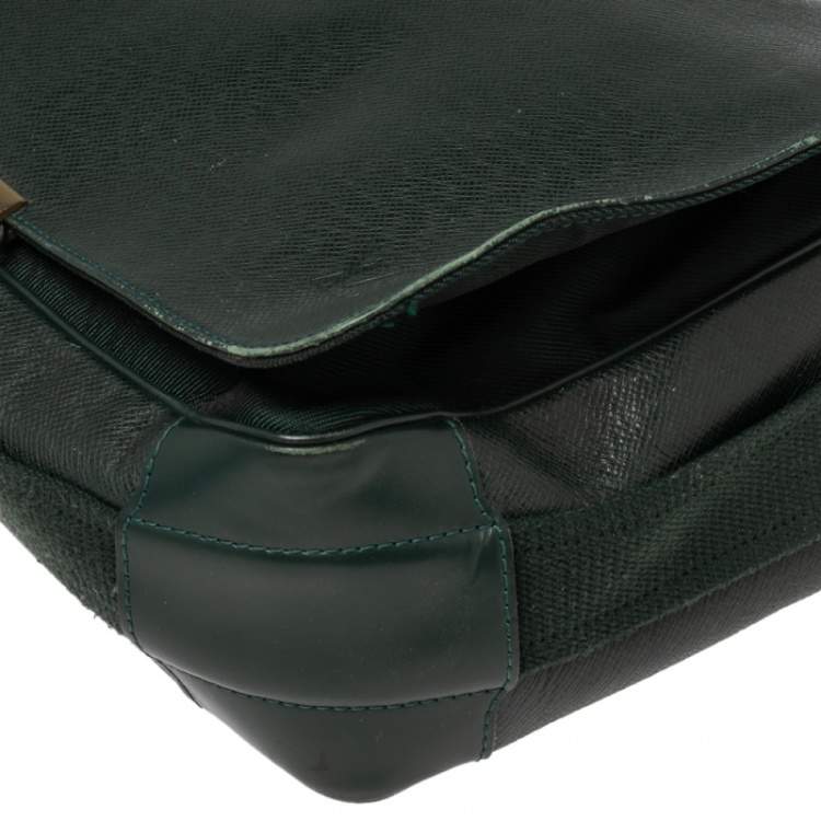 Pre Owned Louis Vuitton Green Taiga Leather and Canvas Viktor Messenger Bag