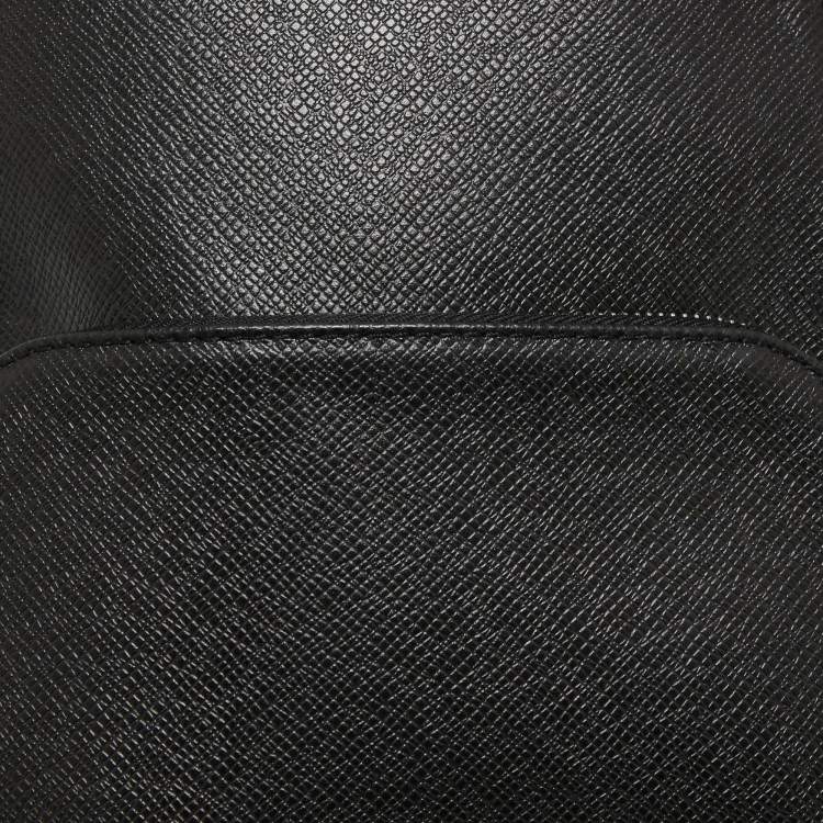 مملوكة مسبقًا Louis Vuitton Black Taiga Leather Avenue Sling Bag