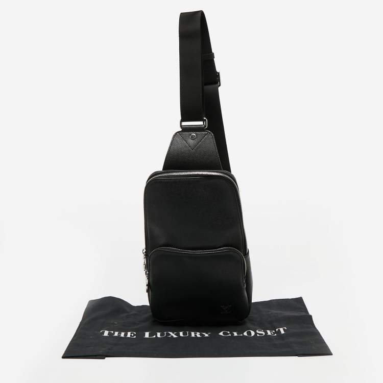 مملوكة مسبقًا Louis Vuitton Black Taiga Leather Avenue Sling Bag