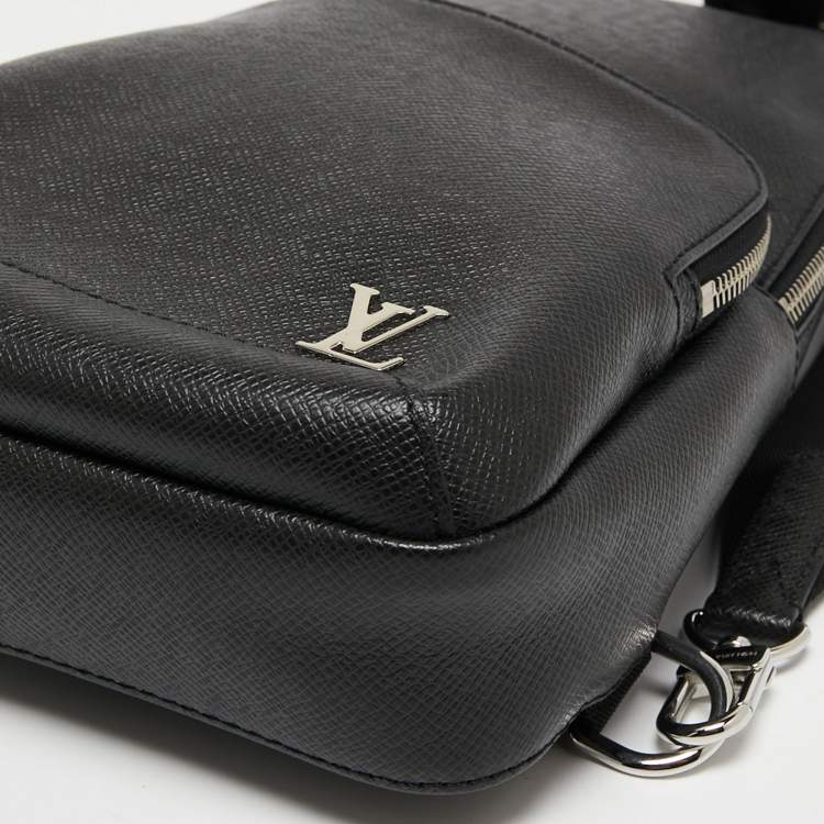 مملوكة مسبقًا Louis Vuitton Black Taiga Leather Avenue Sling Bag