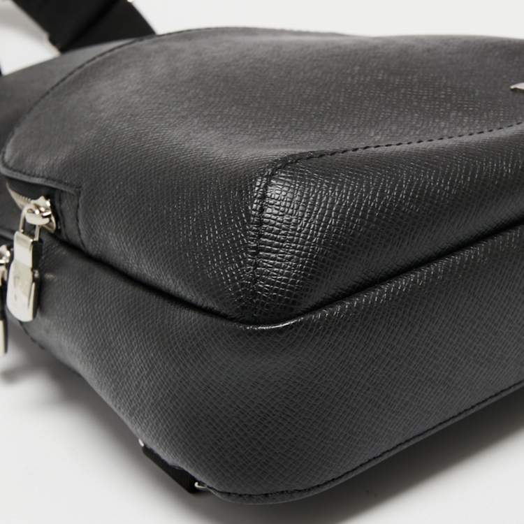 مملوكة مسبقًا Louis Vuitton Black Taiga Leather Avenue Sling Bag