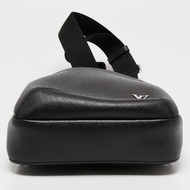 مملوكة مسبقًا Louis Vuitton Black Taiga Leather Avenue Sling Bag