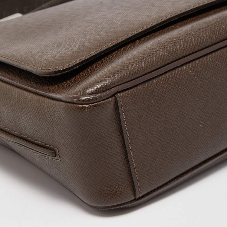 Pre Owned Louis Vuitton Brown Taiga Leather Roman PM Bag