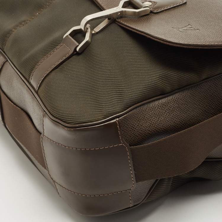 Pre Owned Louis Vuitton Black/Green Taiga Leather Dersou Messenger Bag