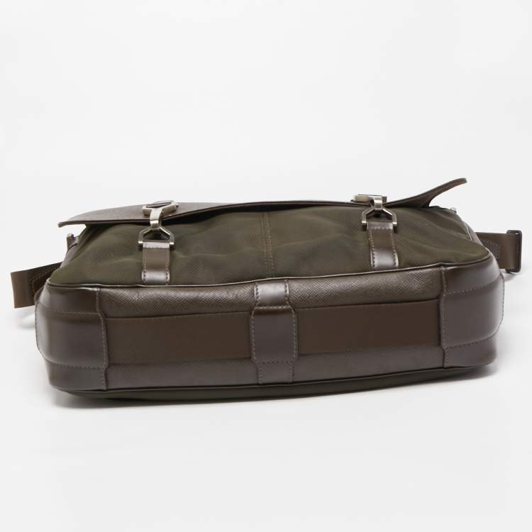 Pre Owned Louis Vuitton Brown/Green Taiga Leather Dersou Messenger Bag