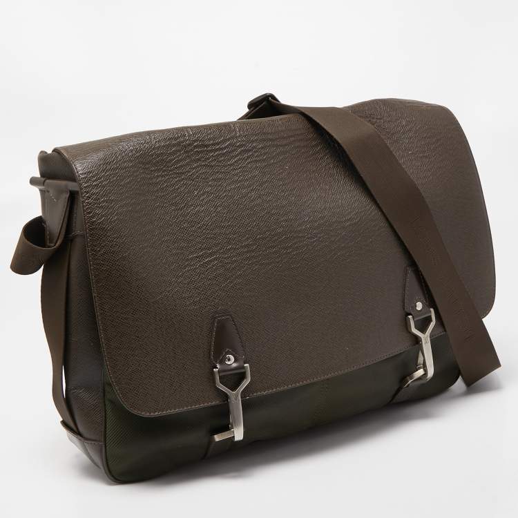 Pre Owned Louis Vuitton Brown/Green Taiga Leather Dersou Messenger Bag