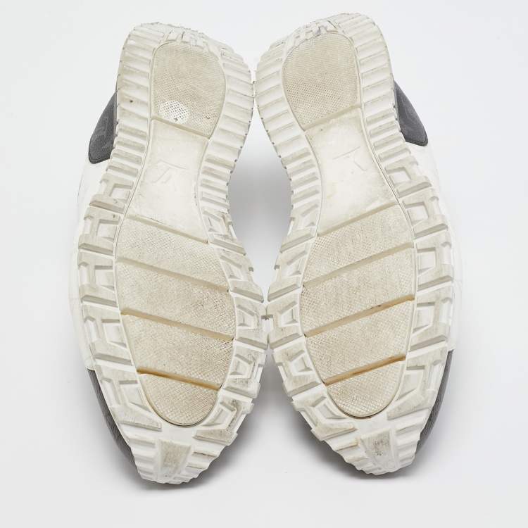مملوكة مسبقًا Louis Vuitton White/Grey Monogram Canvas Run Away Sneakers Size 44.5