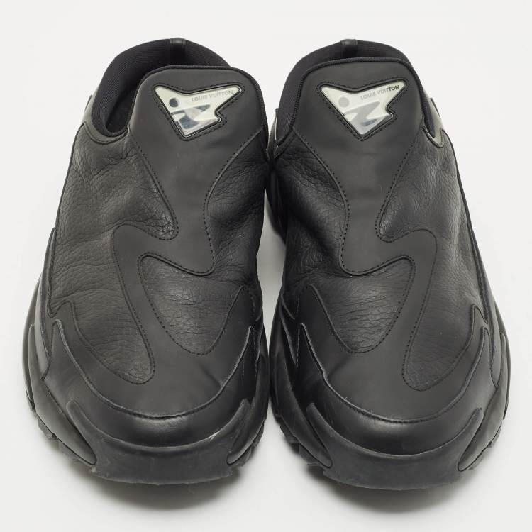 مملوكة مسبقًا Louis Vuitton Black Leather LV Runner Tatic Sneaker Mules Size 45
