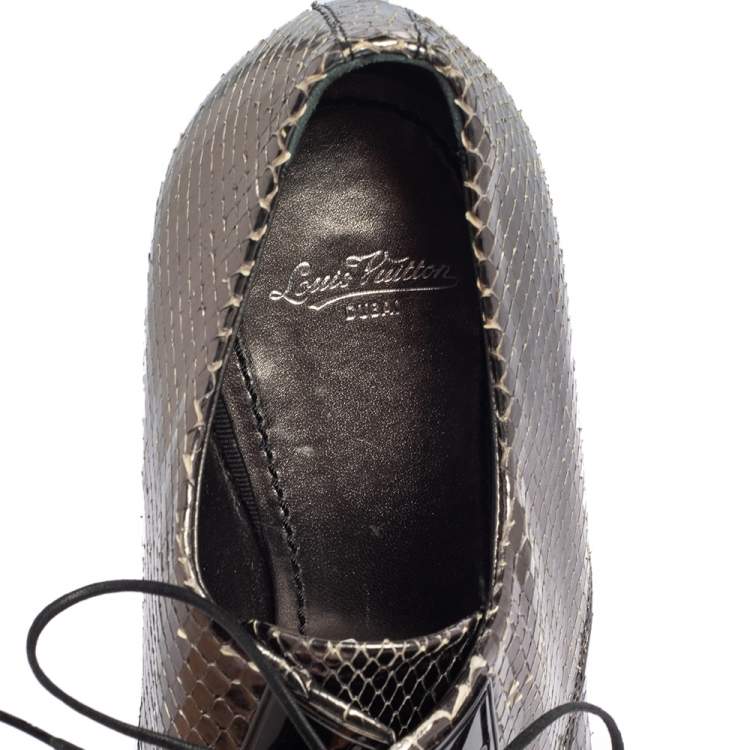 مملوكة مسبقًا Louis Vuitton Metallic Grey Python Lace Up Derby Size 41.5