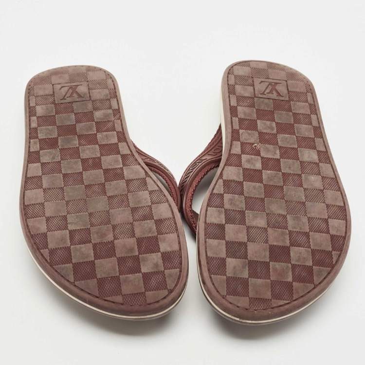 مملوك�ة مسبقًا Louis Vuitton Burgundy Logo Embossed Rubber Thong Flats Size 42.5