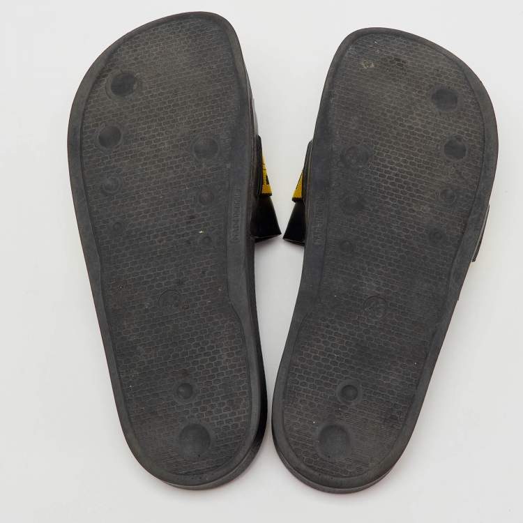 مملوكة مسبقًا صندل سلايد فلات أوف وايت جلد أسود قماش لوجو كبير صناعي مقاس 43