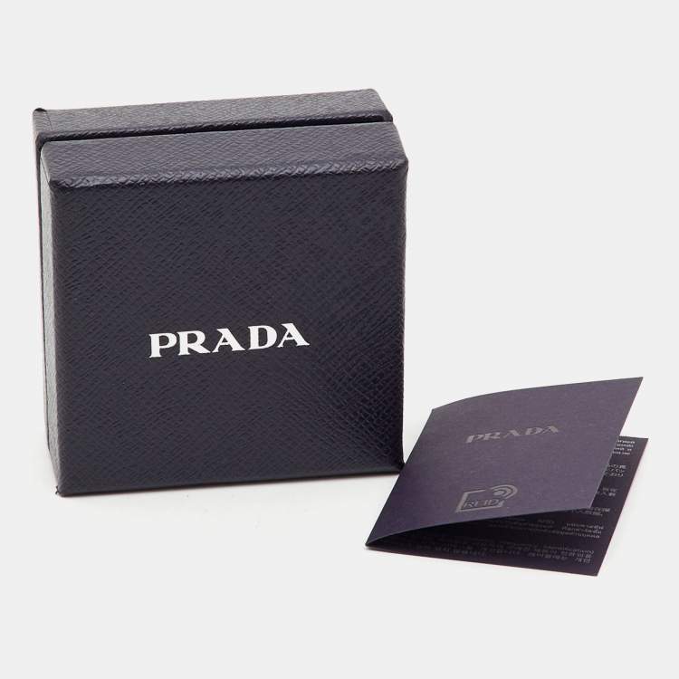 Pre Owned دبوس برادا جلد فضي مثلث الشعار