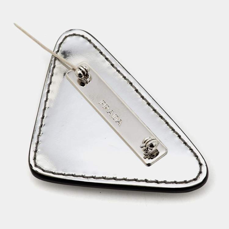 Pre Owned دبوس برادا جلد فضي مثلث الشعار