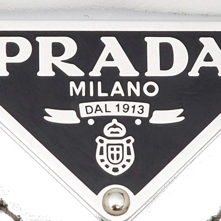 Pre Owned دبوس برادا جلد فضي مثلث الشعار