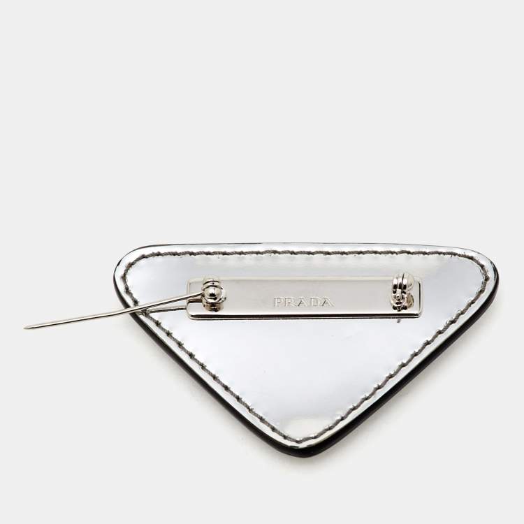 Pre Owned دبوس برادا جلد فضي مثلث الشعار