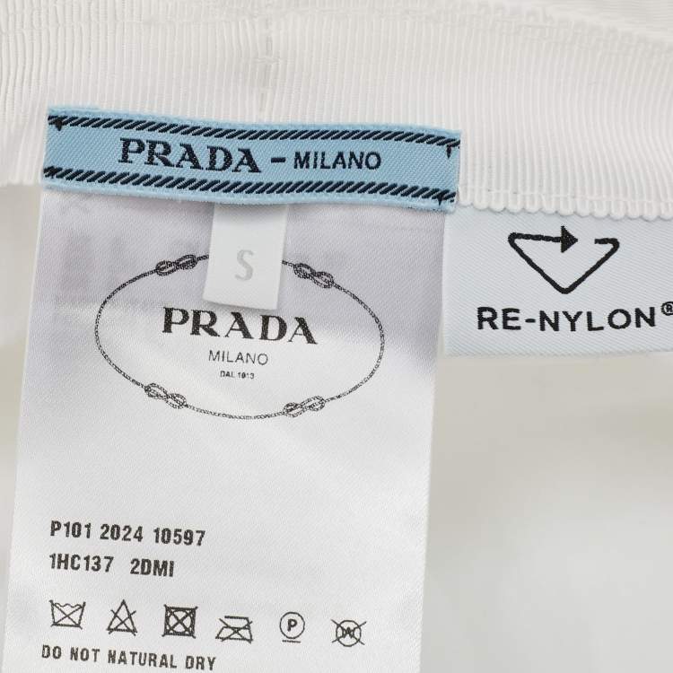 Pre Owned قبعة دلو نايلون معاد تدويره باللون الأبيض من برادا بحجم صغير