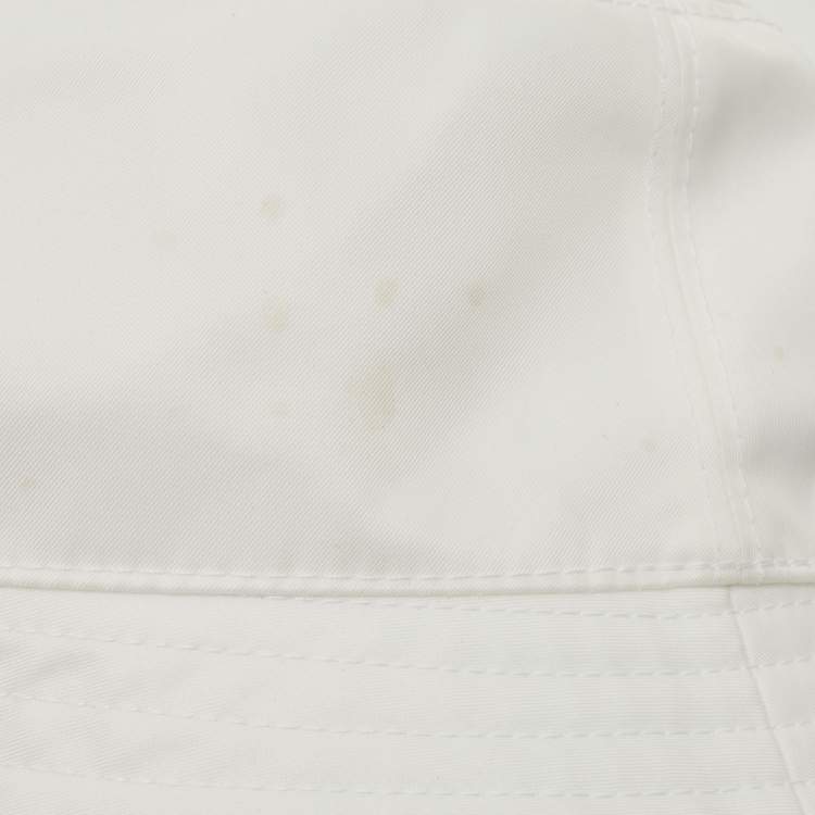 Pre Owned قبعة دلو نايلون معاد تدويره باللون الأبيض من برادا بحجم صغير