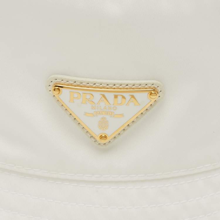 Pre Owned قبعة دلو نايلون معاد تدويره باللون الأبيض من برادا بحجم صغير