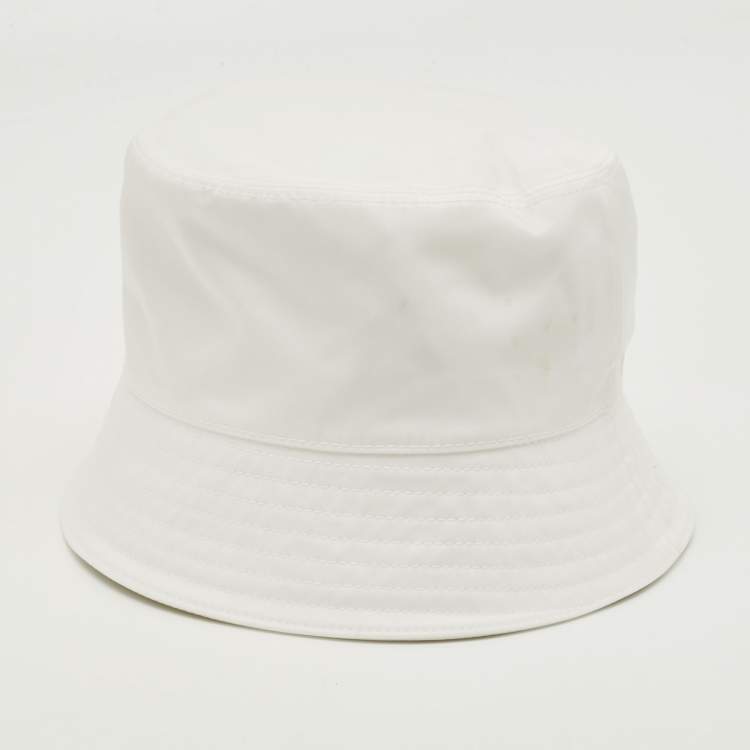 Pre Owned قبعة دلو نايلون معاد تدويره باللون الأبيض من برادا بحجم صغير