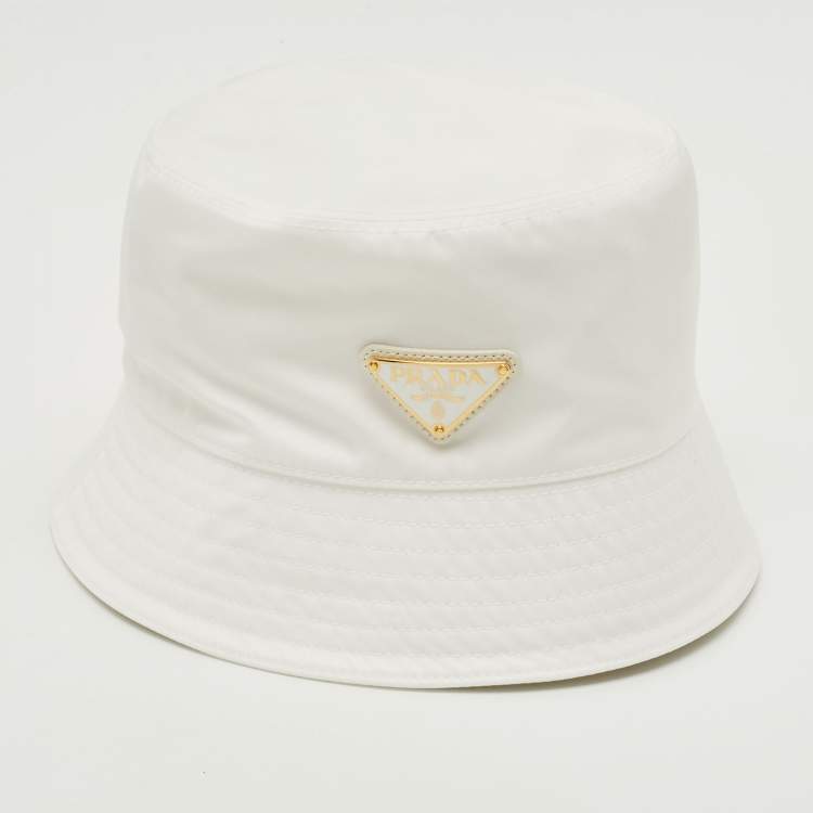 Pre Owned قبعة دلو نايلون معاد تدويره باللون الأبيض من برادا بحجم صغير