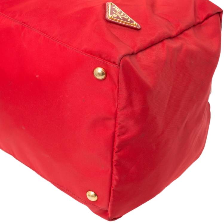 مملوكة مسبقًا Prada Red Nylon and Leather Duffle Bag