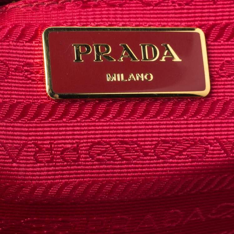 مملوكة م�سبقًا Prada Red Nylon and Leather Duffle Bag