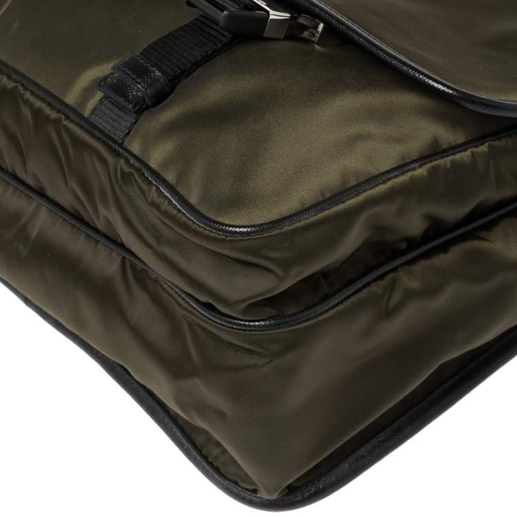 مملوكة مسبقًا Prada Khaki Green/Black Nylon Flap Messenger Bag