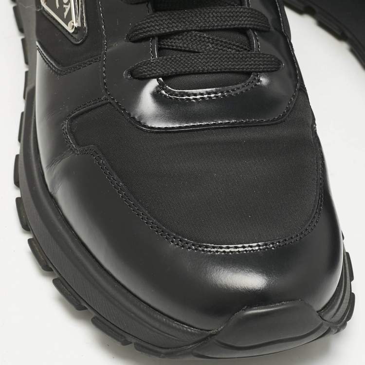 مملوكة مسبقًا Prada Black Leather and Nylon Triangle Logo Low Top Sneakers Size 42