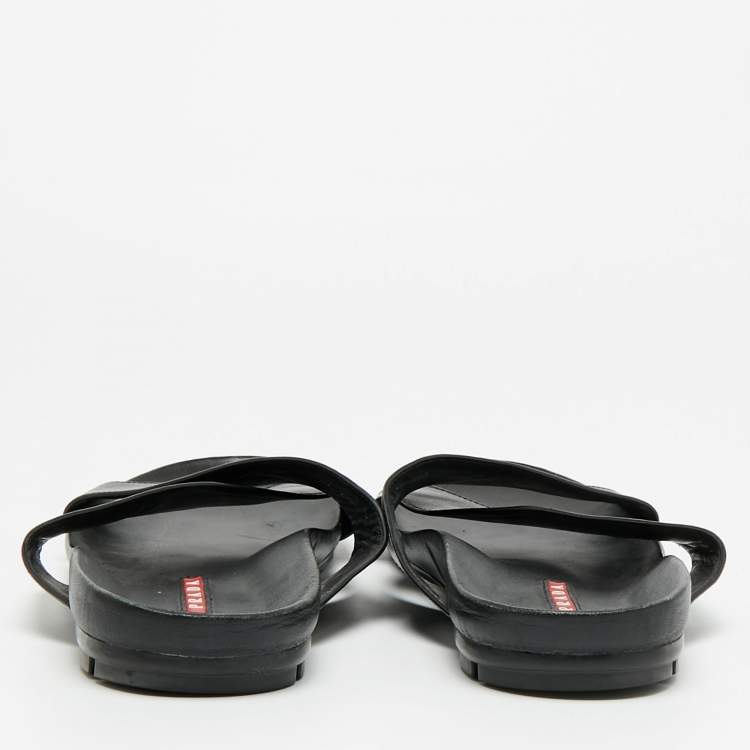 Pre Owned صندل فلات سيور متعاكسة جلد أسود برادا مقاس 43.5