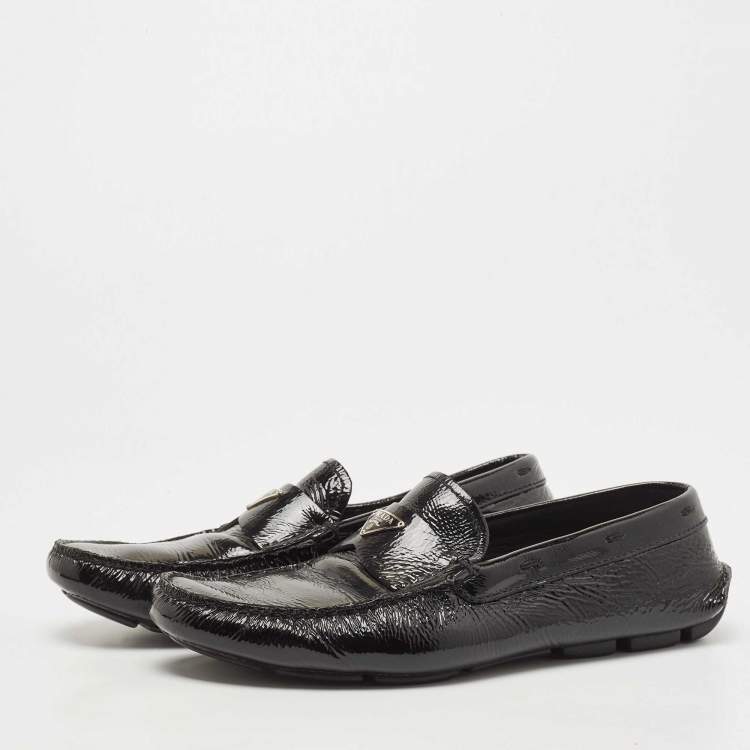 مملوكة مسبقًا Prada Black Patent Leather Logo Slip On Loafers Size 41.5