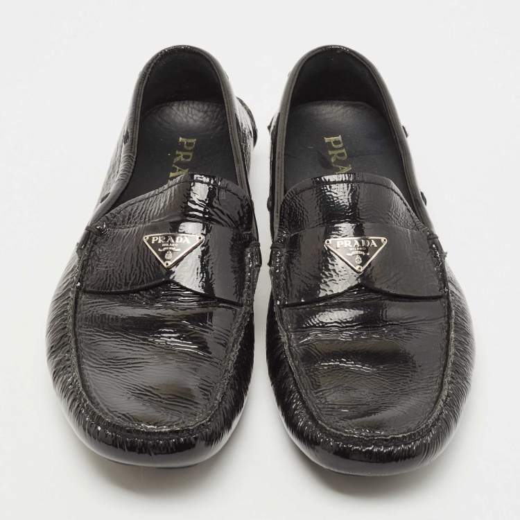 مملوكة مسبقًا Prada Black Patent Leather Logo Slip On Loafers Size 41.5