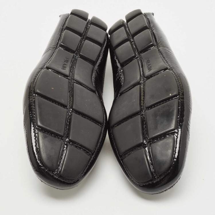 مملوكة مسبقًا Prada Black Patent Leather Logo Slip On Loafers Size 41.5