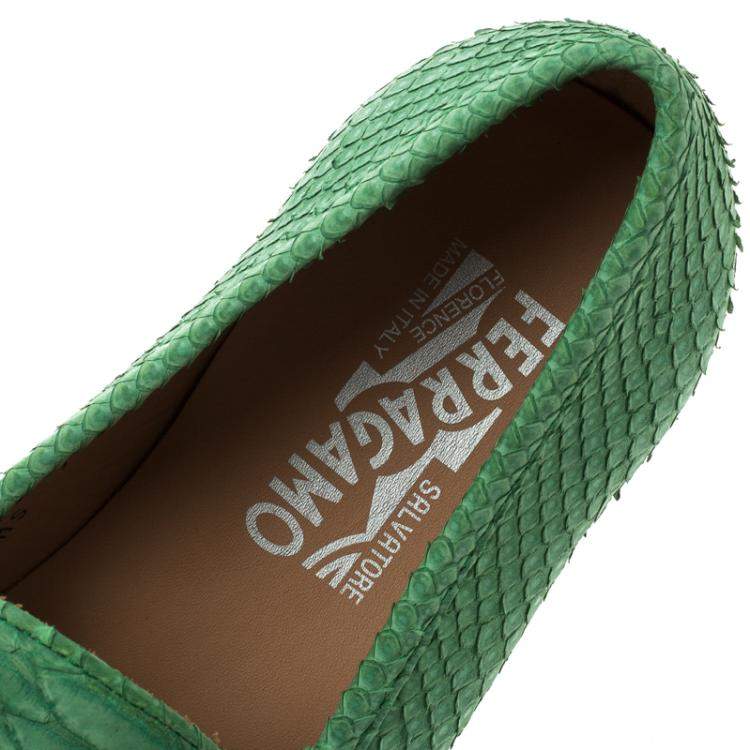 مملوكة مسبقًا Salvatore Ferragamo Green Python Leather Mason Loafers Size 41