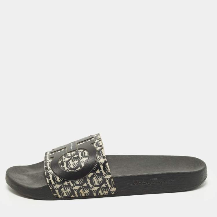 مملوكة مسبقًا Salvatore Ferragamo Gancini Size 43 Two Tone Rubber Pool Slide