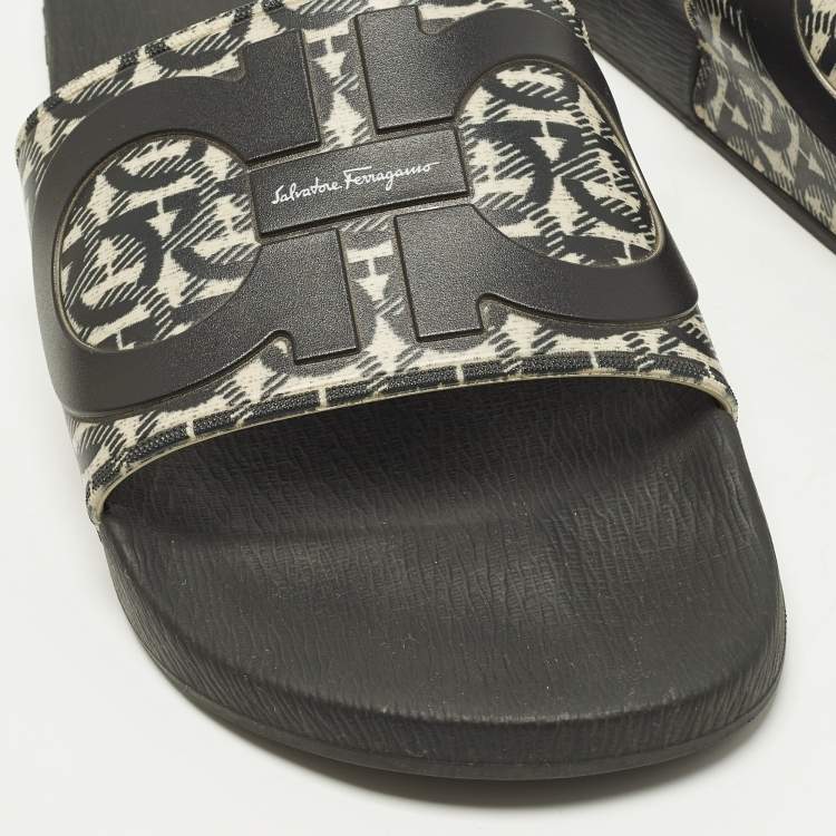 مملوكة مسبقًا Salvatore Ferragamo Gancini Size 43 Two Tone Rubber Pool Slide