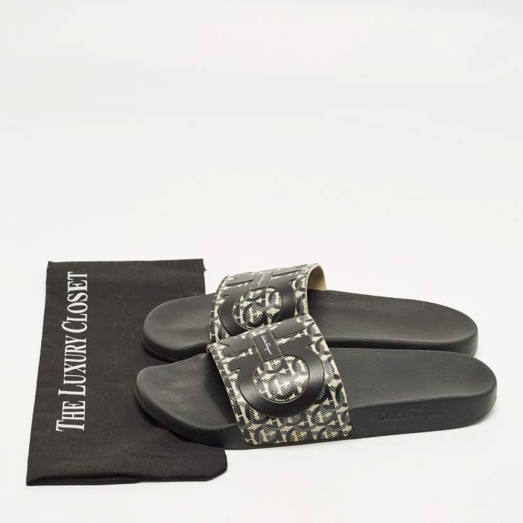 مملوكة مسبقًا Salvatore Ferragamo Gancini Size 43 Two Tone Rubber Pool Slide