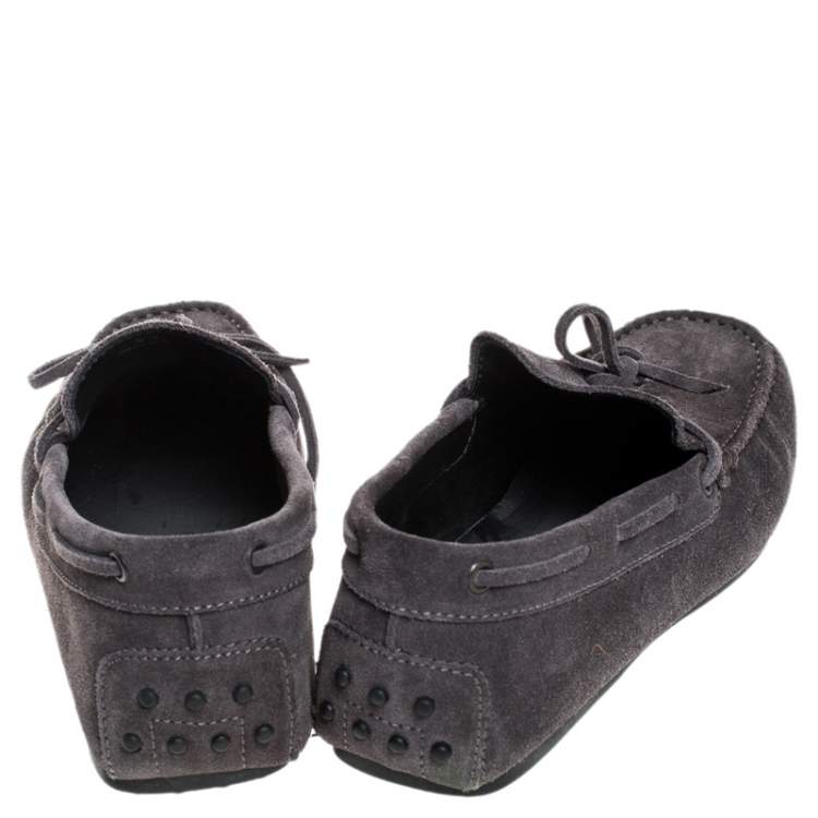 مملوكة مسبقًا Tod's Grey Suede City Gommino Bow Loafers Size 40