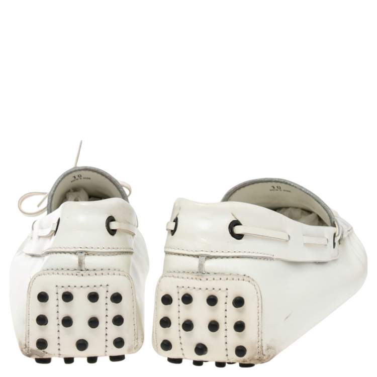 مملوكة مسبقًا Tod's White Patent Leather Bow Slip On Loafers Size 44.5