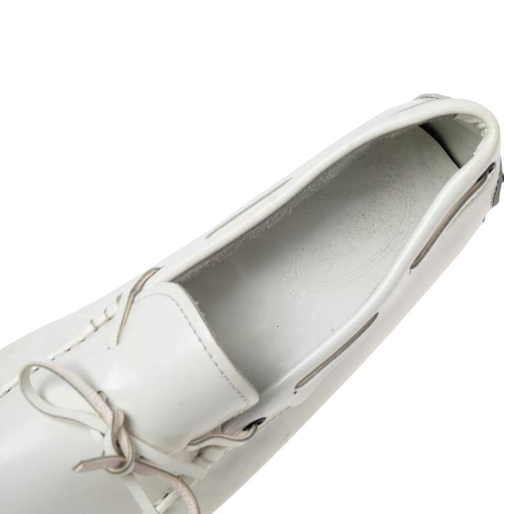 مملوكة مسبقًا Tod's White Patent Leather Bow Slip On Loafers Size 44.5