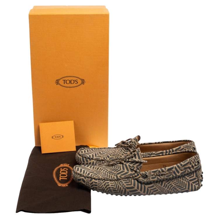 مملوكة مسبقًا Tod's Grey/Beige Printed Leather Bow Slip On Loafers Size 41.5
