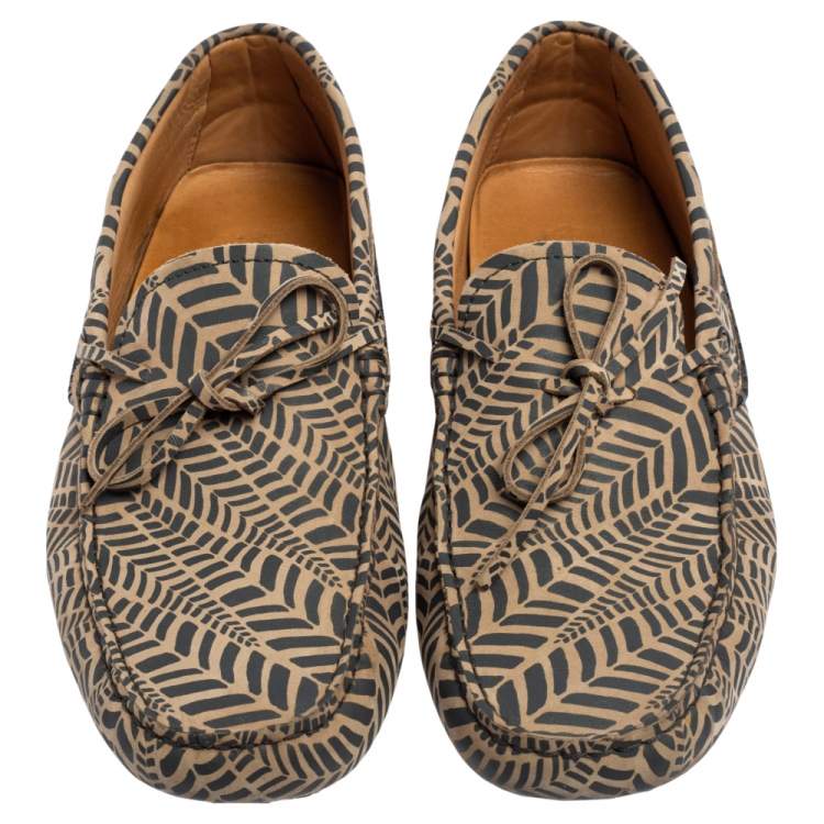 مملوكة مسبقًا Tod's Grey/Beige Printed Leather Bow Slip On Loafers Size 41.5
