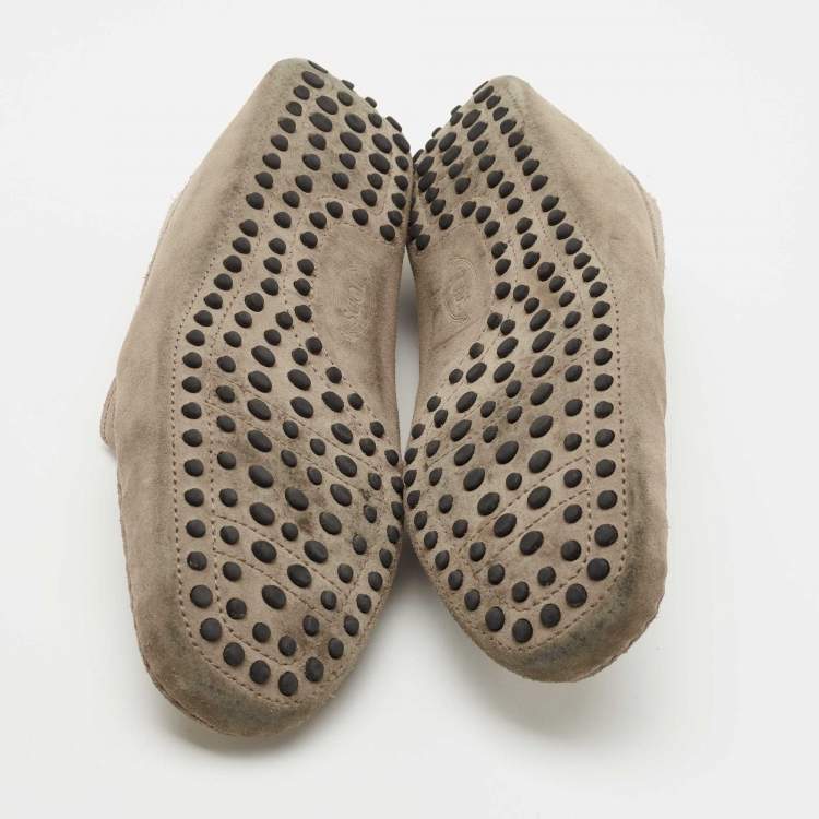 مملوكة مسبقًا Tod's Grey Suede Gommini Slip On Loafers Size 42