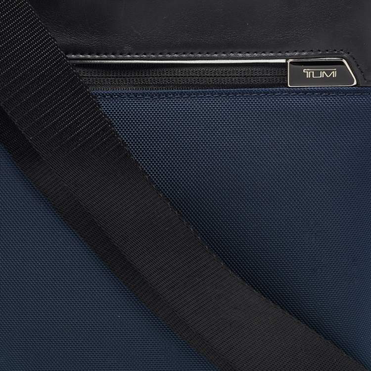 Pre Owned TUMI Navy Blue/Black Nylon and Leather Arrive Owen Crossbody Bag