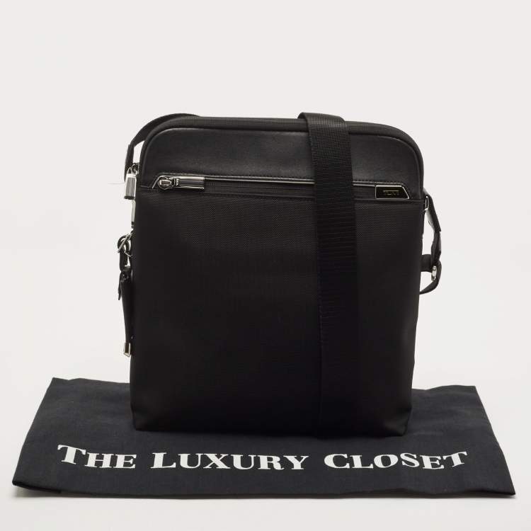 Pre Owned TUMI Black Nylon Arrive Lucas Crossbody Bag