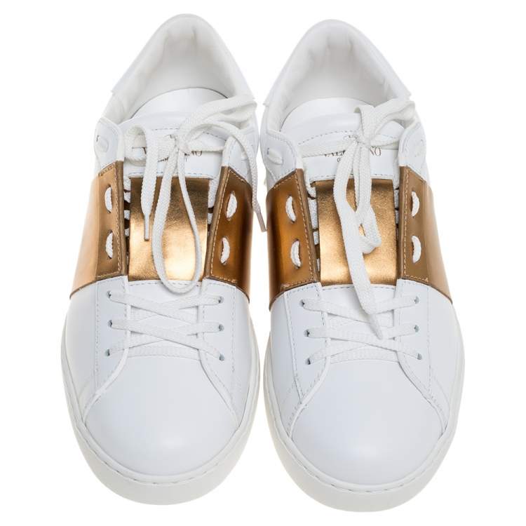 مملوكة مسبقًا Valentino White and Metallic Gold Band Leather Open Low Top Sneakers Size 40