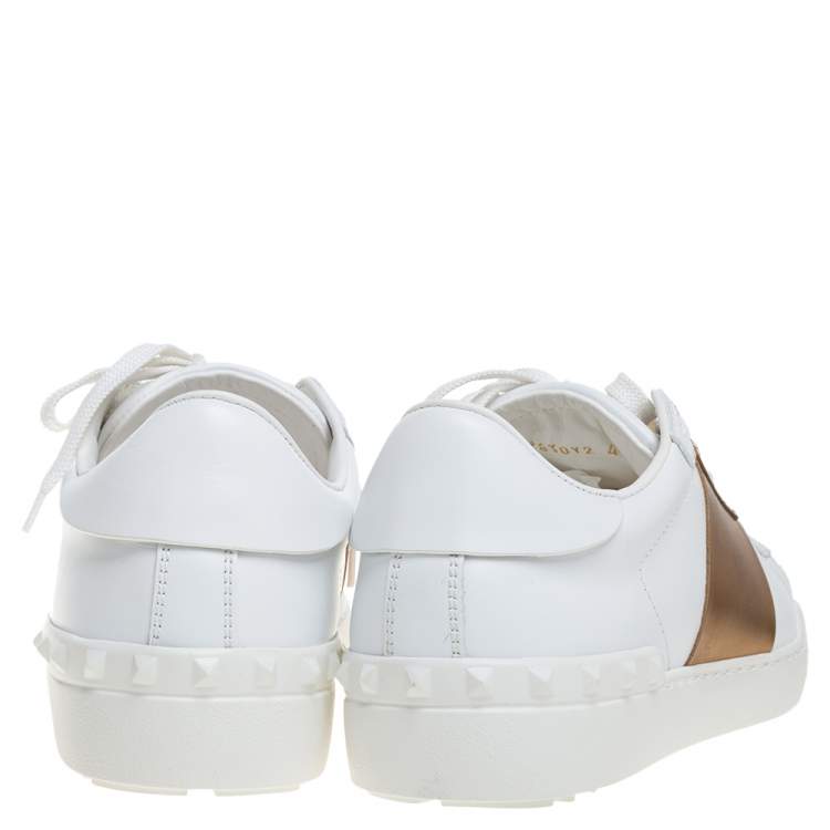 مملوكة مسبقًا Valentino White and Metallic Gold Band Leather Open Low Top Sneakers Size 40