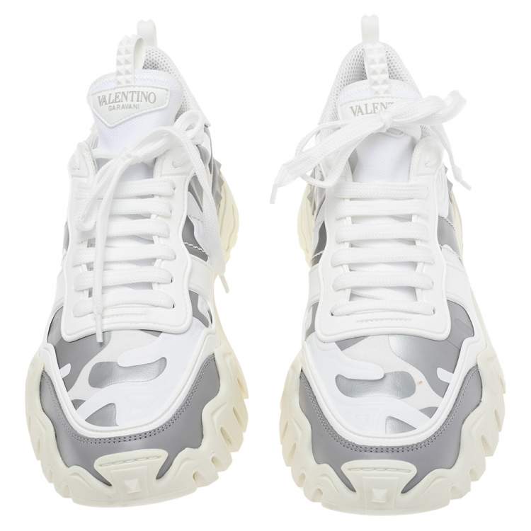 مملوكة مسبقًا Valentino White/Grey Camouflage Print Canvas And Leather Rockrunner Low Top Sneakers Size 42.5