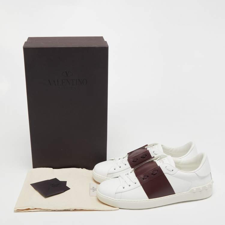 مملوكة مسبقًا Valentino White/Burgundy Leather Rockstud Low Top Sneakers Size 42